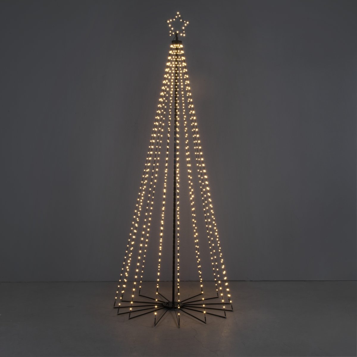Kerstboom Van Metaal 2,4m Zwart Van Konstsmide - Het elegante ontwerp en de fonkelende ster op de bovenkant maken het een fantastische decoratie voor de tuin of veranda tijdens de kerstperiode.