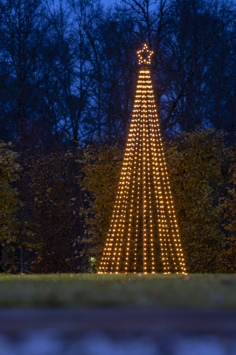 Kerstboom Van Metaal 2,4m Zwart Van Konstsmide - Het elegante ontwerp en de fonkelende ster op de bovenkant maken het een fantastische decoratie voor de tuin of veranda tijdens de kerstperiode.