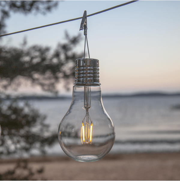 Fille Transparant solarlamp Van Star Trading - Cre&euml;er een gezellige sfeer in de tuin of op het balkon met deze hangende solar decoratie in de vorm van een klassieke gloeilamp.