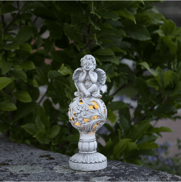 Angel Grijs solarlamp Van Star Trading - De ingebouwde verlichting verspreidt een zachte, warmwitte gloed die een kalme en uitnodigende sfeer cre&euml;ert wanneer het donker wordt.