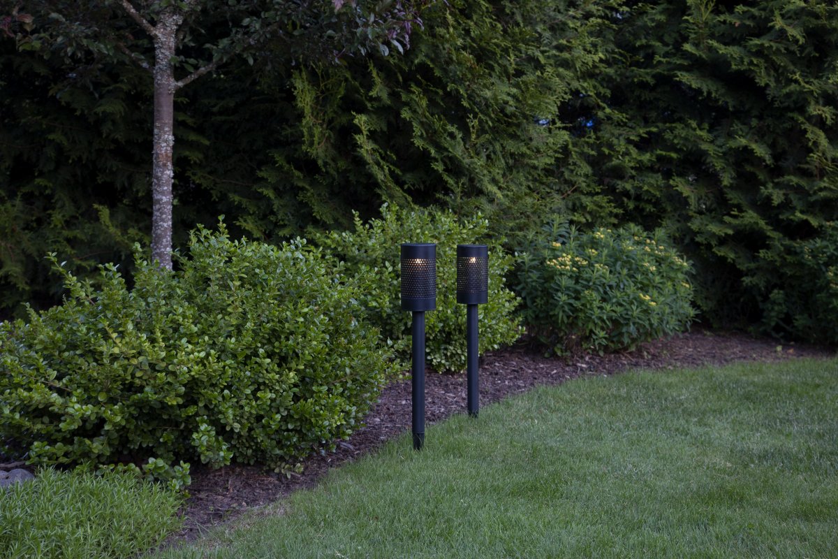 Blace Zwart solarlamp Van Star Trading - De zwarte solar bolderlamp is een decoratieve en stijlvolle verlichting voor tuinen en paden.