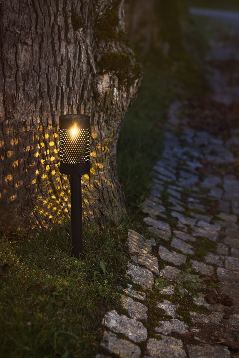 Blace Zwart solarlamp Van Star Trading - De zwarte solar bolderlamp is een decoratieve en stijlvolle verlichting voor tuinen en paden.