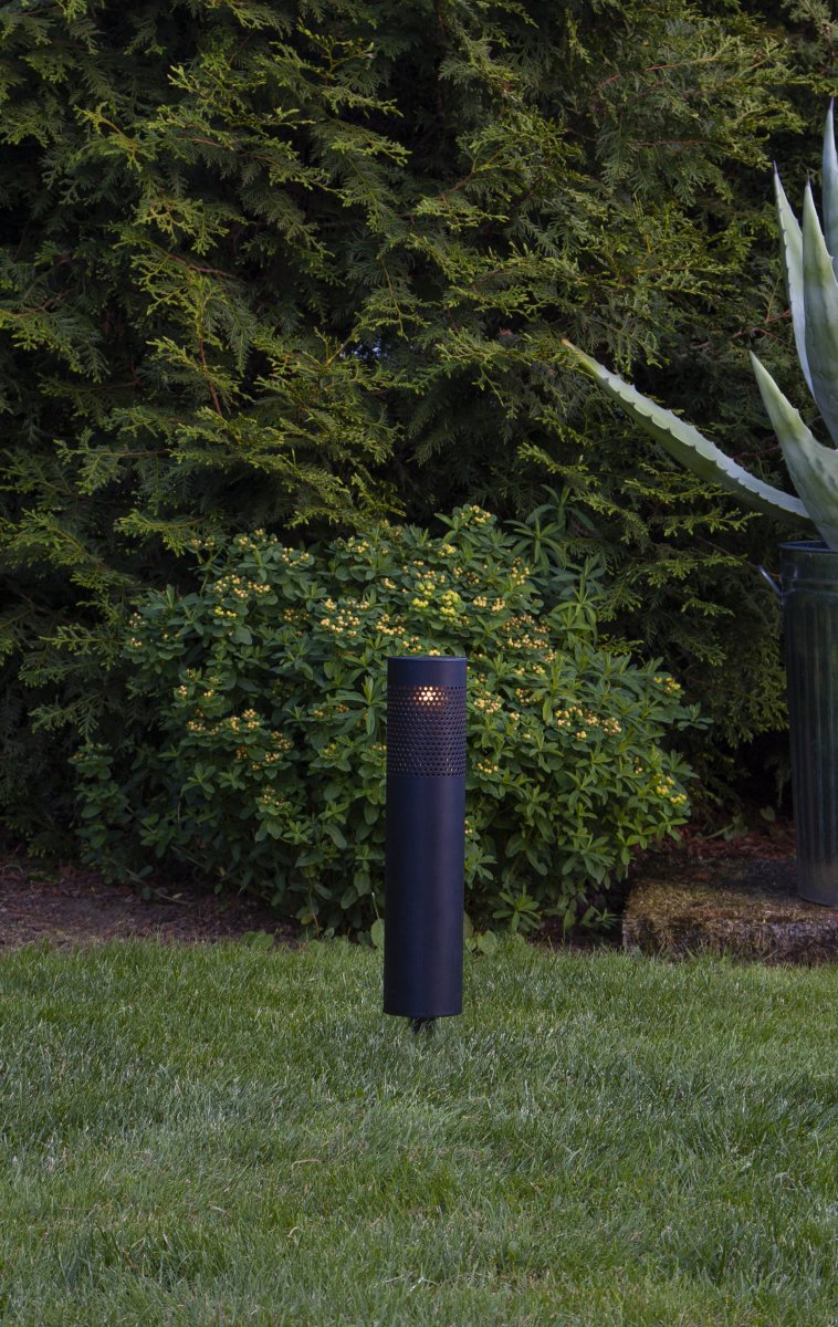 Blace Zwart solarlamp Van Star Trading - De zwarte solar bolderlamp is een decoratieve en stijlvolle verlichting voor tuinen en paden.