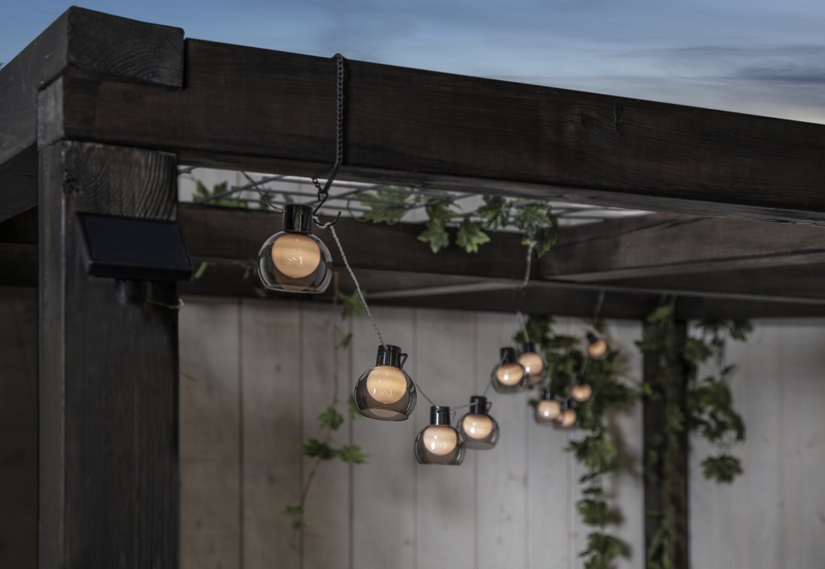 Smoky Transparant solarlamp Van Star Trading - Apart paneel waarmee u de lus in de schaduw en het paneel op een zonnige plek kunt plaatsen.