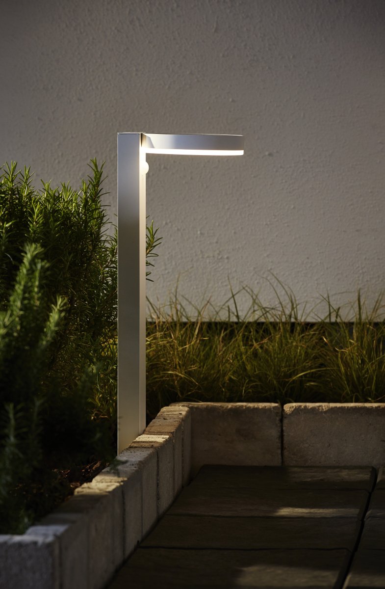 Vidi Wit solarlamp Van Star Trading - Zonne-energie verlichting voor looppaden die de zonnepaal 's nachts en via bewegingsdetectie 25 seconden lang met 500 lumen verlicht en daarna teruggaat naar 70 lumen constant licht.