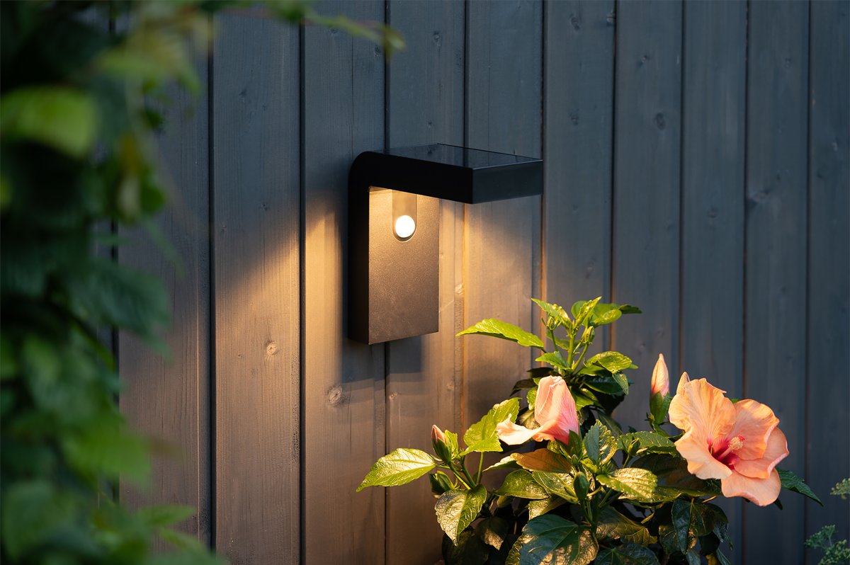 Vici Zwart solarlamp Van Star Trading - De lamp schakelt automatisch in via een bewegingssensor en geeft ongeveer 25 seconden lang 300 lumen licht, waarna hij overschakelt naar een constant licht van 30 lumen en vervolgens weer uitgaat.
