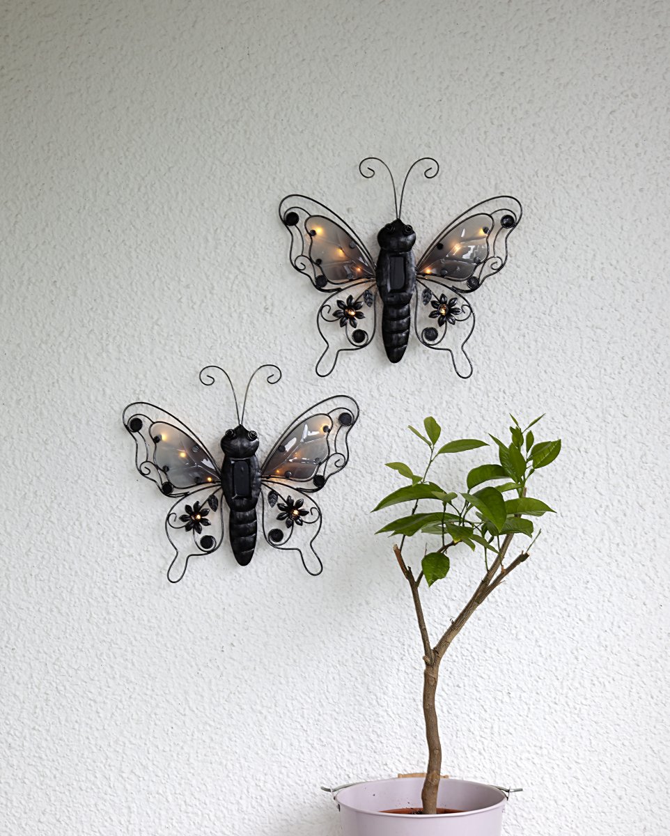 Butterfly Zwart solarlamp Van Star Trading - De Butterfly solar cell decoratie is een decoratieve wandlamp in de vorm van een prachtige vlinder.