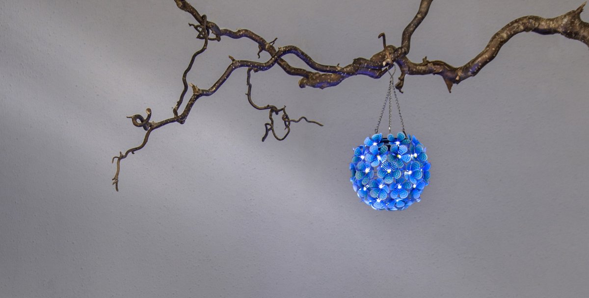 Hortensia Blauw solarlamp Van Star Trading - Prachtige zonneceldecoratie in de vorm van een hangende blauwe bloem.