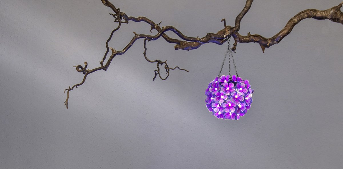 Hortensia Roze solarlamp Van Star Trading - Prachtige zonneceldecoratie in de vorm van een hangende roze hortensia.