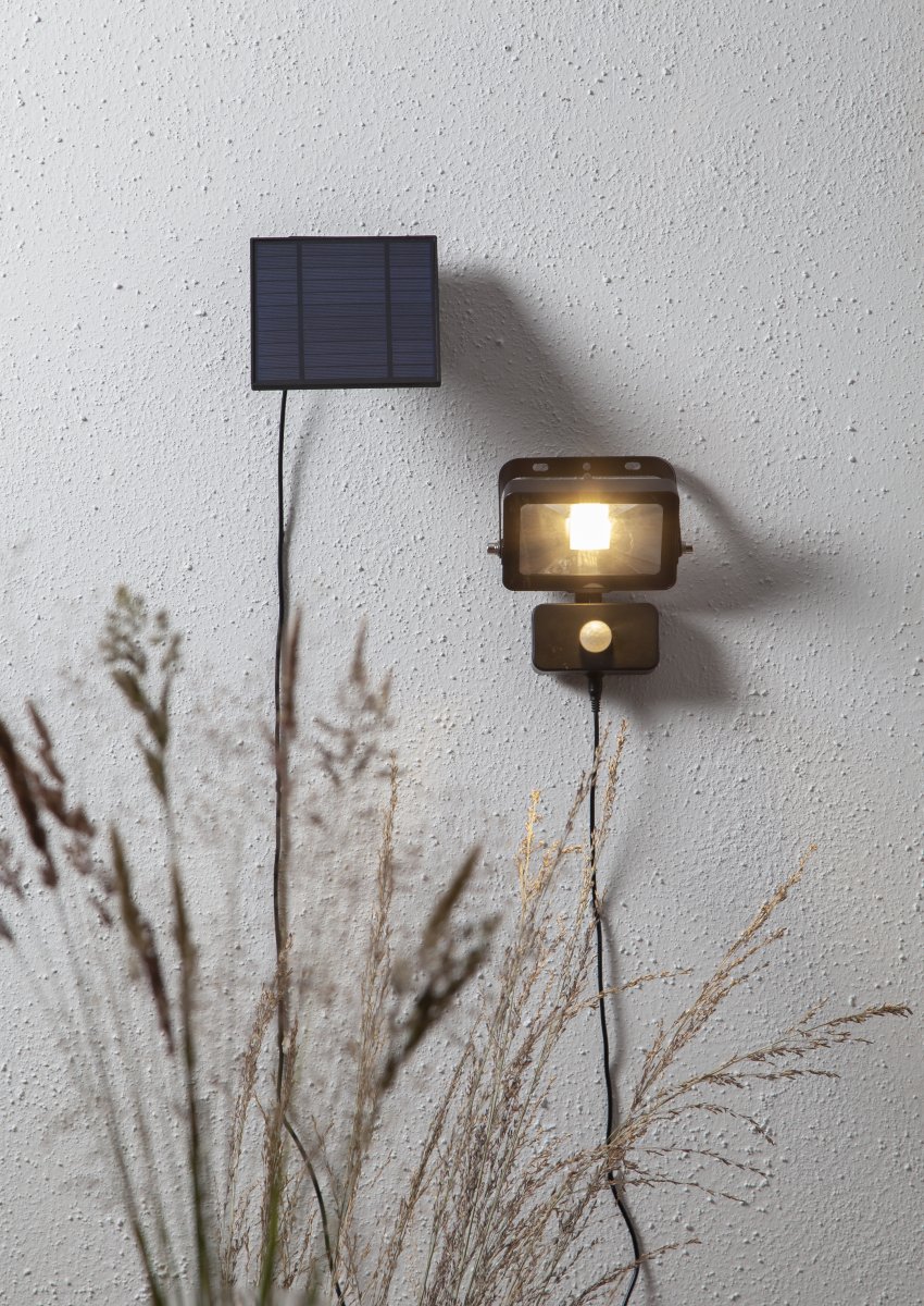 Powerspot Zwart solarlamp Van Star Trading - Dankzij het losse paneel met 300 cm kabel kunt u de spot eenvoudig in de schaduw plaatsen en het paneel in de zon.