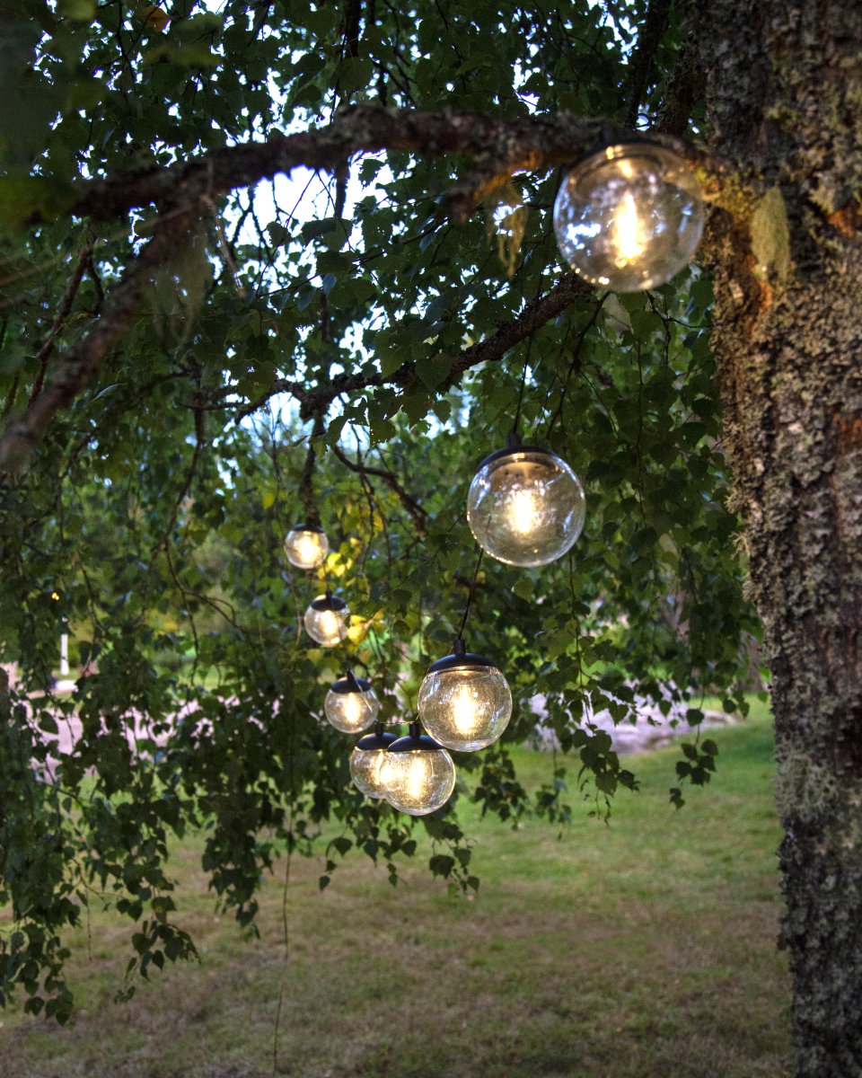 Globe Zwart solarlamp Van Star Trading - Het paneelgedeelte zelf is met een kabel van 170 cm vanaf de laatste bol bevestigd, hierdoor kan het paneel eenvoudig in direct zonlicht worden geplaatst, wat nodig is om de meegeleverde batterij op te laden.