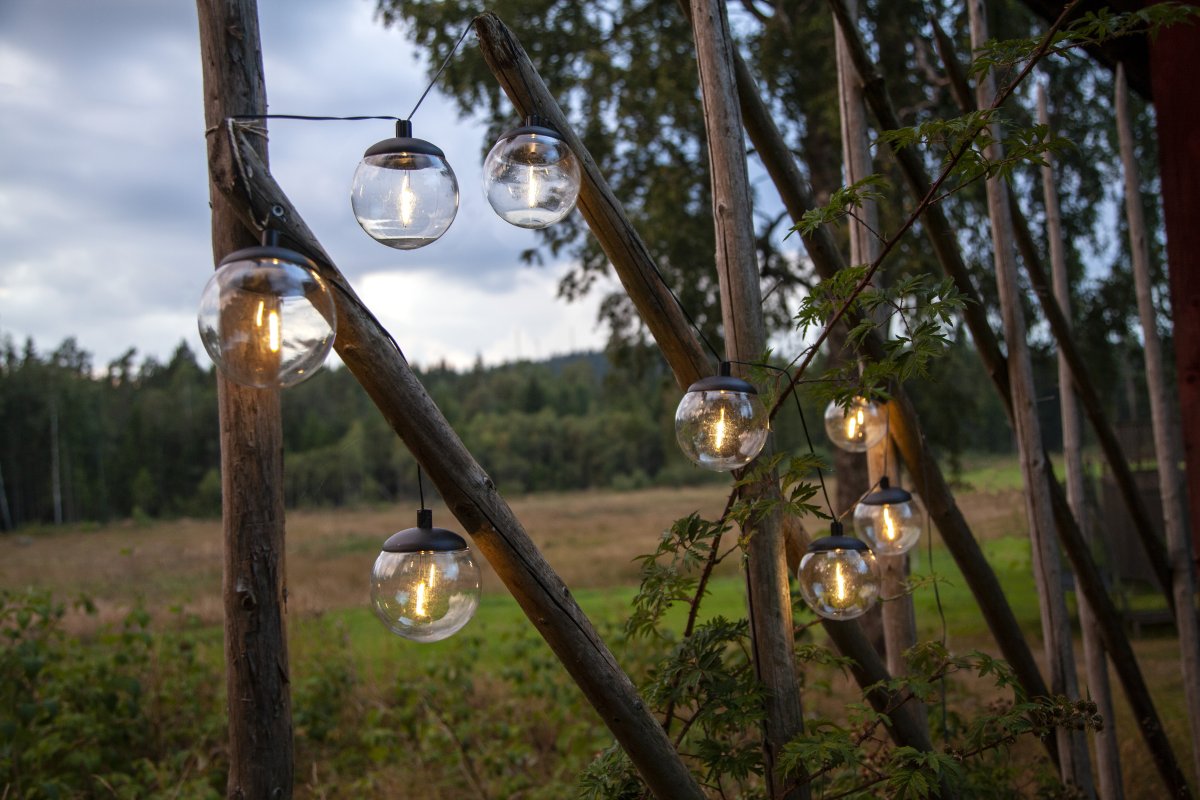 Globe Zwart solarlamp Van Star Trading - Het paneelgedeelte zelf is met een kabel van 170 cm vanaf de laatste bol bevestigd, hierdoor kan het paneel eenvoudig in direct zonlicht worden geplaatst, wat nodig is om de meegeleverde batterij op te laden.