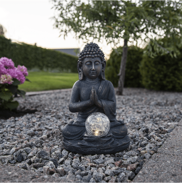 Buddha Grijs solarlamp Van Star Trading - De transparante bol aan de voorkant geeft een zachte, warmwitte gloed af wanneer het donker wordt en cre&euml;ert een harmonieuze sfeer.