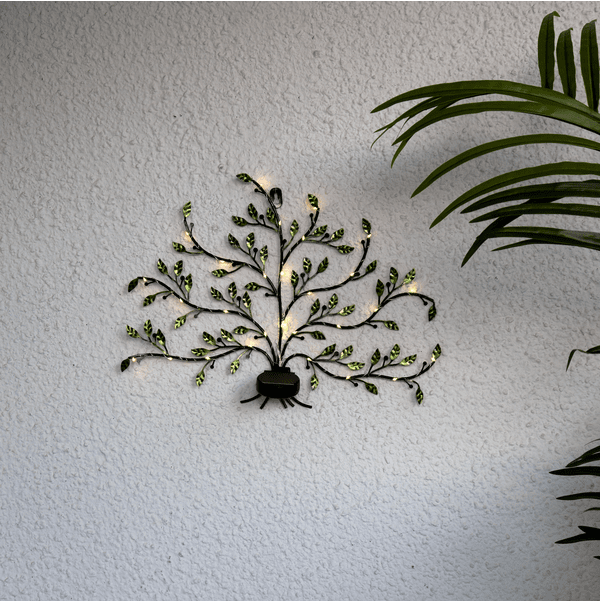 Tree of life Groente solarlamp Van Star Trading - Op zonne-energie werkende wanddecoratie in de vorm van de Levensboom, gemaakt van metaal met decoratieve groene bladeren.