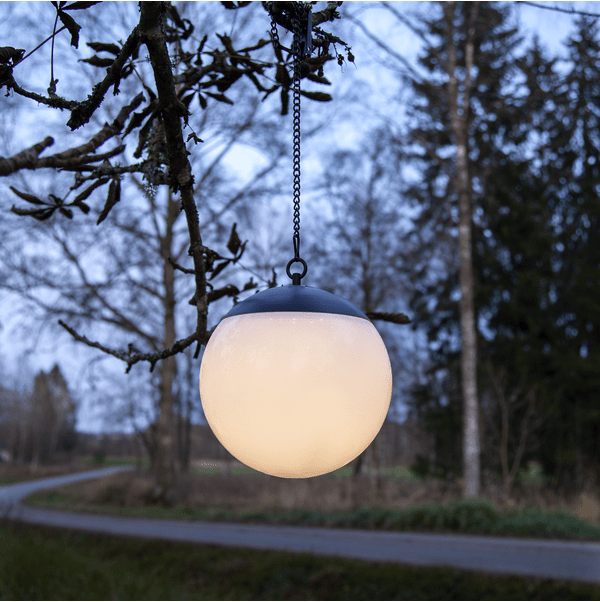 Globus Wit solarlamp Van Star Trading - Globus is een stijlvolle hangende solar lamp gemaakt van wit PS die eenvoudig op te hangen is met de meegeleverde ketting en clip.