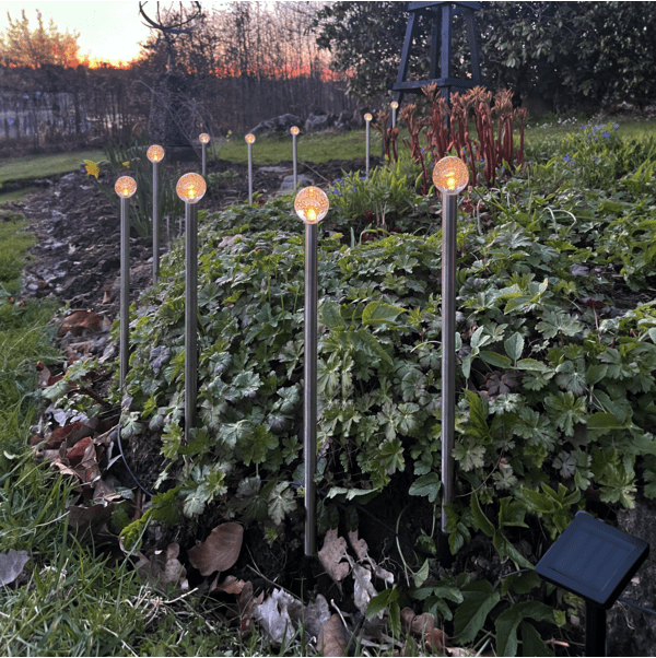 Bubbly 10-pin Zilver solarlamp Van Star Trading - Het paneel zelf is voorzien van een 200 cm lange groene aansluitkabel, waardoor u het paneel eenvoudig in de zon kunt leggen om de meegeleverde accu op te laden.