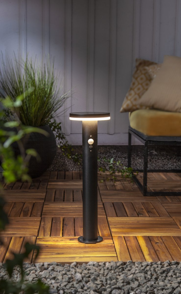 Valletta Zwart solarlamp Van Star Trading - Bij een derde druk op&aring; Met ON beschikt u over de functie die 800 lumen gedurende ongeveer 45 seconden levert en vervolgens daalt tot 60 lumen totdat de PIR wordt geactiveerd.
