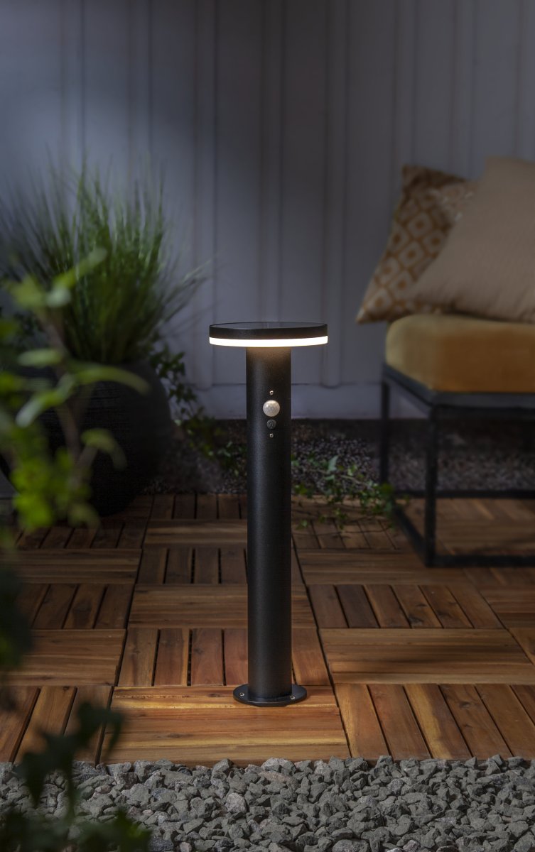 Valletta Zwart solarlamp Van Star Trading - Bij een derde druk op&aring; Met ON beschikt u over de functie die 800 lumen gedurende ongeveer 45 seconden levert en vervolgens daalt tot 60 lumen totdat de PIR wordt geactiveerd.