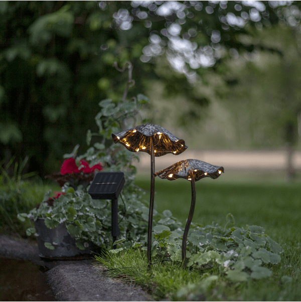Lumini Bruin solarlamp Van Star Trading - Het zonnepaneel heeft een kabel van 100 cm die vanaf de laatste paddenstoel loopt, waardoor het paneel gemakkelijk in de zon geplaatst kan worden en de decoratie op een ongewenste plek kan worden neergezet.
