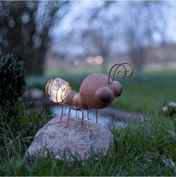 Oxida Roest solarlamp Van Star Trading - Plaats de verlichting op een plek waar de zon er goed bij kan.