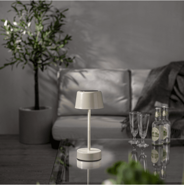 Solei Beige solarlamp Van Star Trading - De lamp laadt deels op via de zon, maar kan ook opgeladen worden met de meegeleverde USB-kabel.