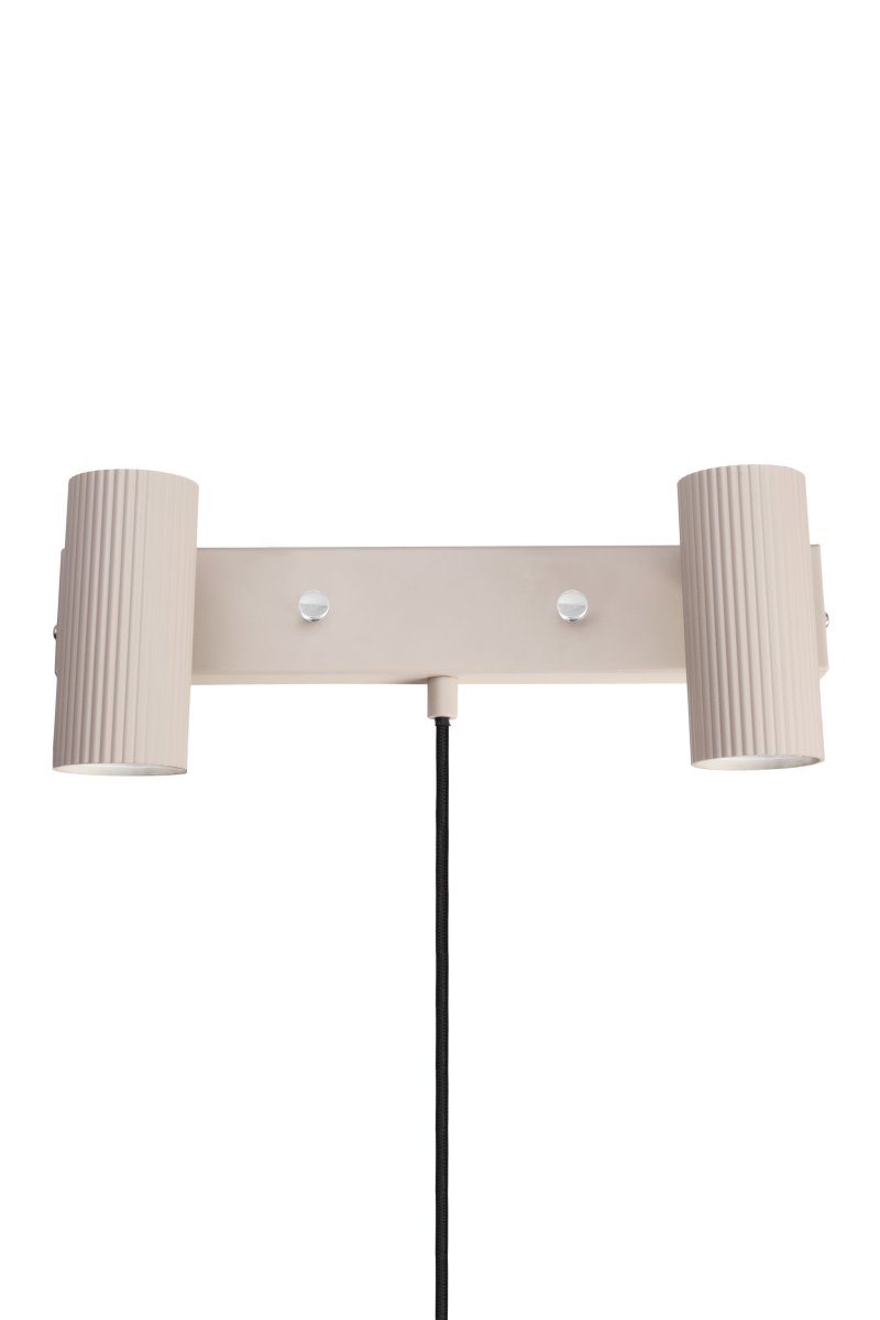 Hubble Beige leeslamp Van Globen Lighting - Wandlamp Hubble is een moderne wandlamp met twee buisvormige en gecanneleerde kappen van metaal.