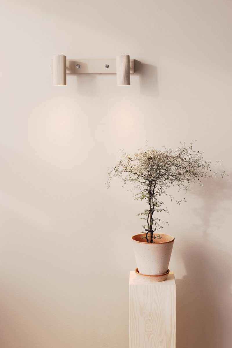 Hubble Beige leeslamp Van Globen Lighting - Wandlamp Hubble is een moderne wandlamp met twee buisvormige en gecanneleerde kappen van metaal.