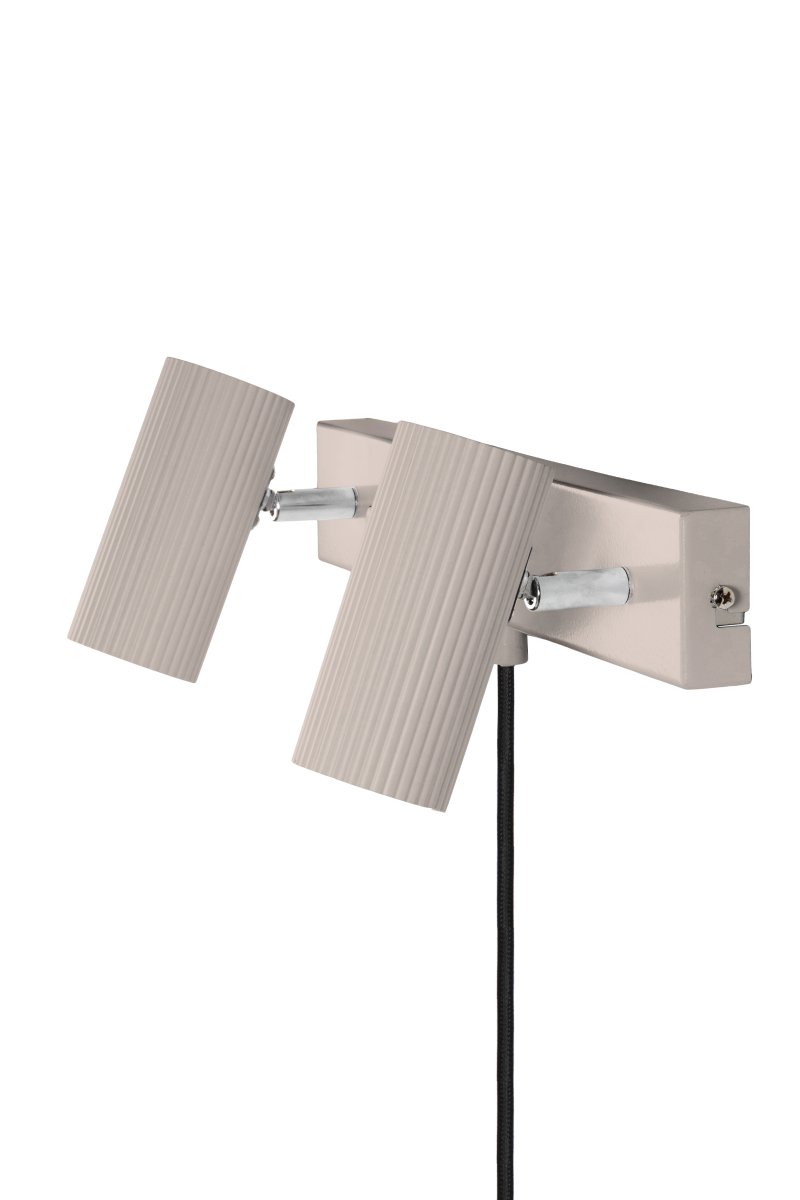 Hubble Beige leeslamp Van Globen Lighting - Wandlamp Hubble is een moderne wandlamp met twee buisvormige en gecanneleerde kappen van metaal.