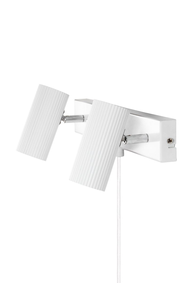 Hubble Wit leeslamp Van Globen Lighting - Wandlamp Hubble is een moderne wandlamp met twee buisvormige en gecanneleerde kappen van metaal.