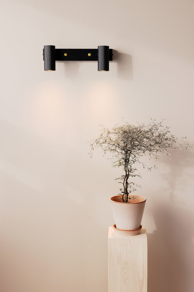 Hubble Zwart leeslamp Van Globen Lighting - Wandlamp Hubble is een moderne wandlamp met twee buisvormige en gecanneleerde kappen van metaal.