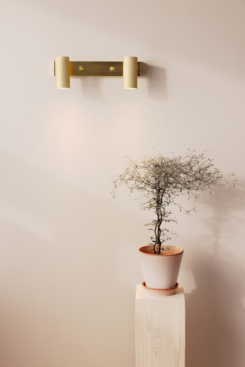 Hubble Geborsteld messing leeslamp Van Globen Lighting - Wandlamp Hubble is een moderne wandlamp met twee buisvormige en gecanneleerde kappen van metaal.