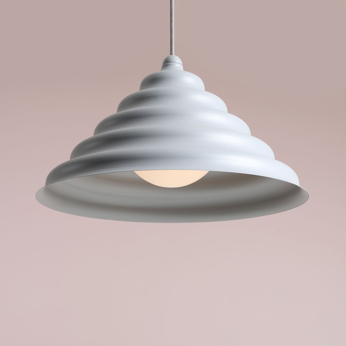 Wave Ø36 Blauw hanglamp Van Artera - Wave is een moderne hanglamp met een retrodesign, waardoor het een veelzijdige lamp is die in elk huis past.