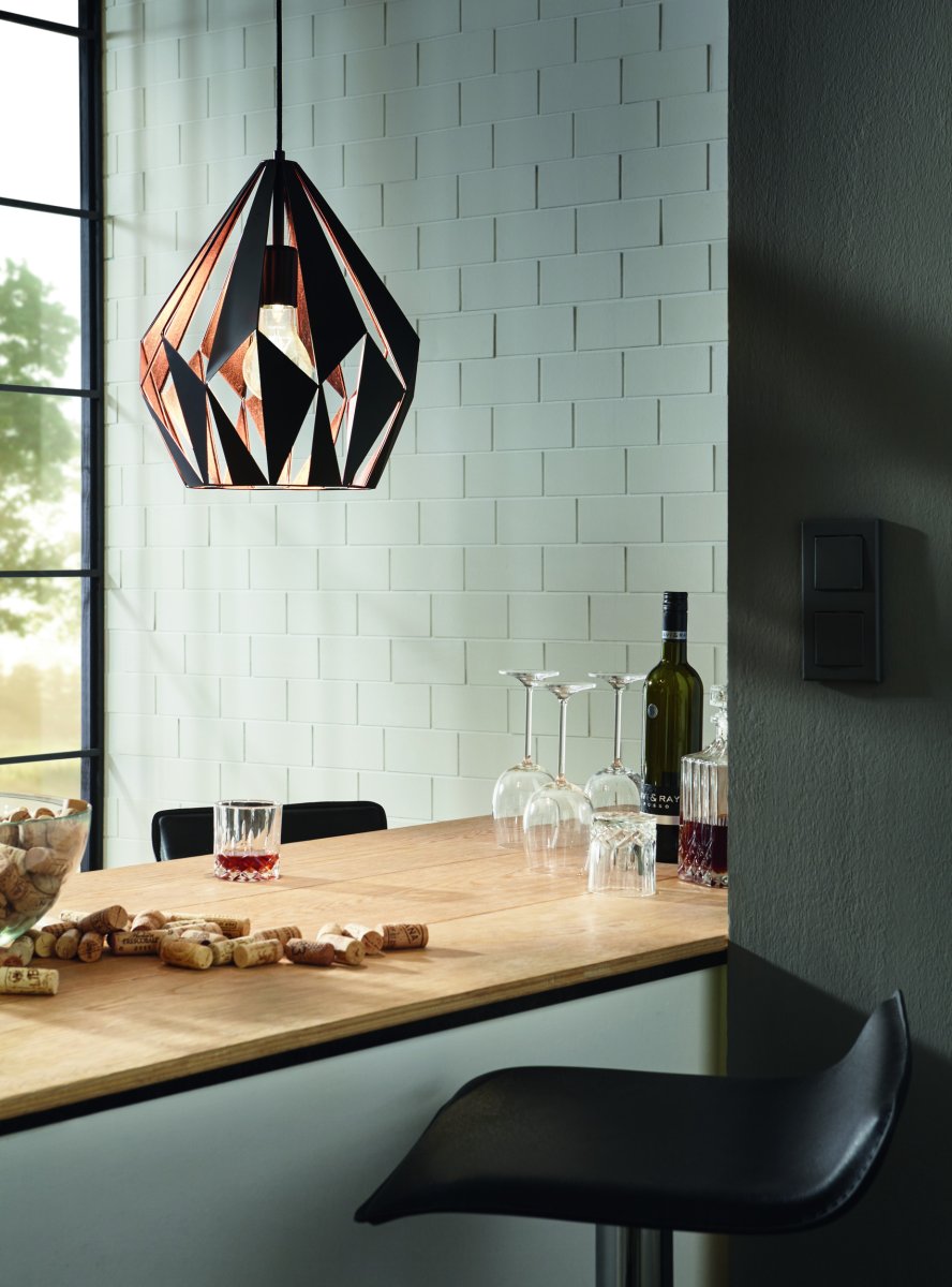 Carlton Ø30 Zwart hanglamp Van Eglo - De zwarte buitenkant is gecombineerd met een koperkleurige binnenkant die zorgt voor een warm en sfeervol licht.