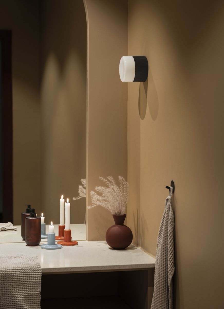 Hubble Ø12 Zwart badkamerlamp Van Globen Lighting - Dankzij de IP44-classificatie is Hubble ideaal voor de badkamer en kan hij zowel aan de muur als aan het plafond worden gemonteerd.