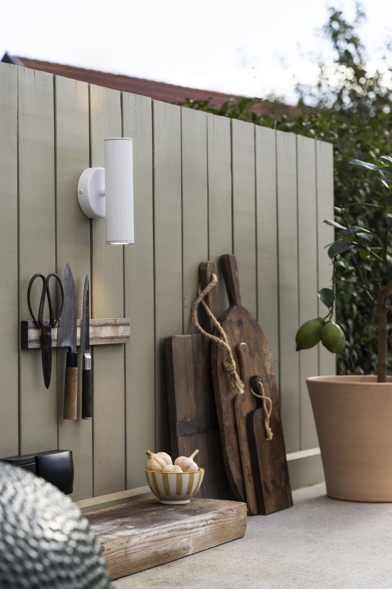 Hubble Wit buitenlamp Van Globen Lighting - De glazen afdekkingen op de openingen van de lamp zijn eenvoudig vast te schroeven en beschermen de lichtbronnen.