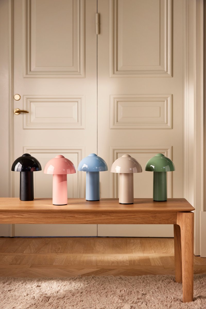 Buddy 25cm Lichtblauw Draagbare Van Globen Lighting - Met de aanraakknop bovenop kunt u de lamp eenvoudig aan- en uitzetten en de helderheid naar wens aanpassen.