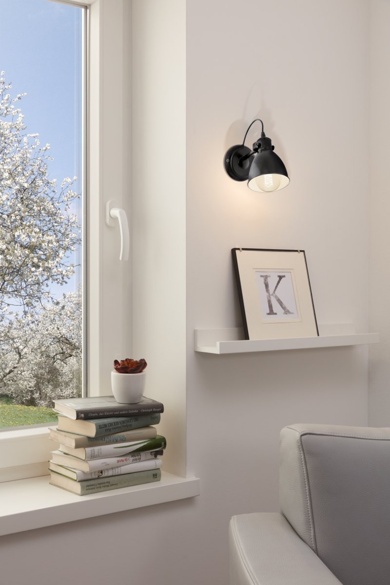 Priddy 22cm Zwart wandlamp Van Eglo - De beweegbare kap met witte binnenkant maakt het gemakkelijk om het licht te richten waar u het nodig hebt, terwijl het een zachte en aangename gloed geeft.