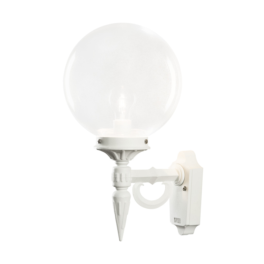 Orion Wit buitenlamp Van Konstsmide - Met zijn decoratieve details en tijdloze stijl wordt deze wandlamp een elegant detail dat uw gevel verfraait en een uitnodigende sfeer creëert.
