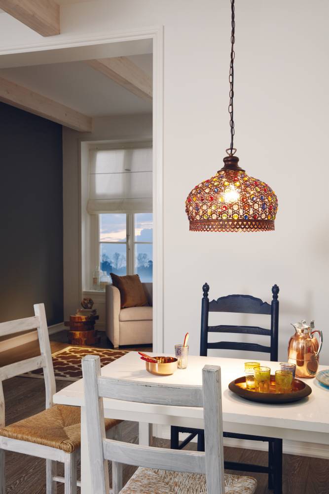 Jadida Ø33 Antiek koper hanglamp Van Eglo - De lamp heeft een antieke koperkleurige afwerking en hangt aan een ketting, wat de rustieke en bohemian look versterkt.