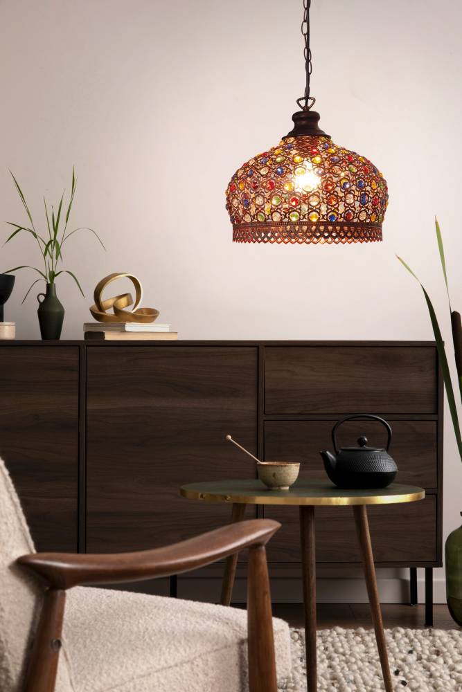 Jadida Ø33 Antiek koper hanglamp Van Eglo - De lamp heeft een antieke koperkleurige afwerking en hangt aan een ketting, wat de rustieke en bohemian look versterkt.