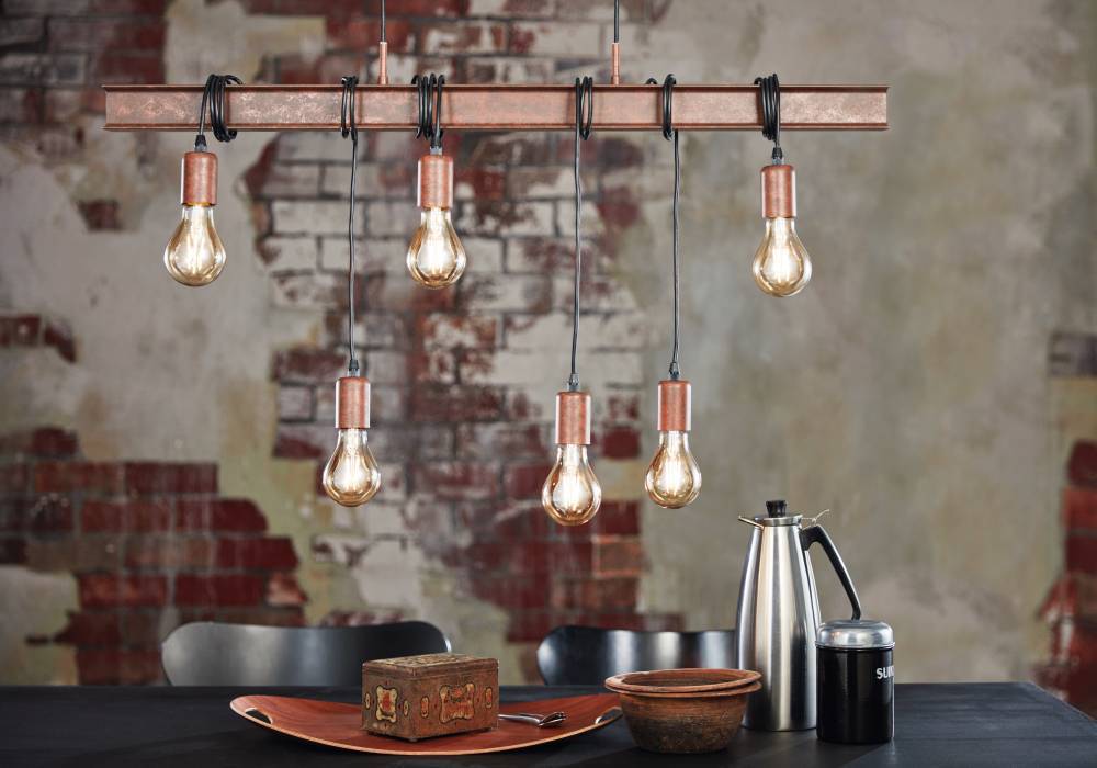 Townshend 100cm Bruin hanglamp Van Eglo - De lamp heeft een unieke en stijlvolle uitstraling dankzij de zes zichtbare lichtbollen die aan een bruin stalen frame en zwarte kabels hangen.