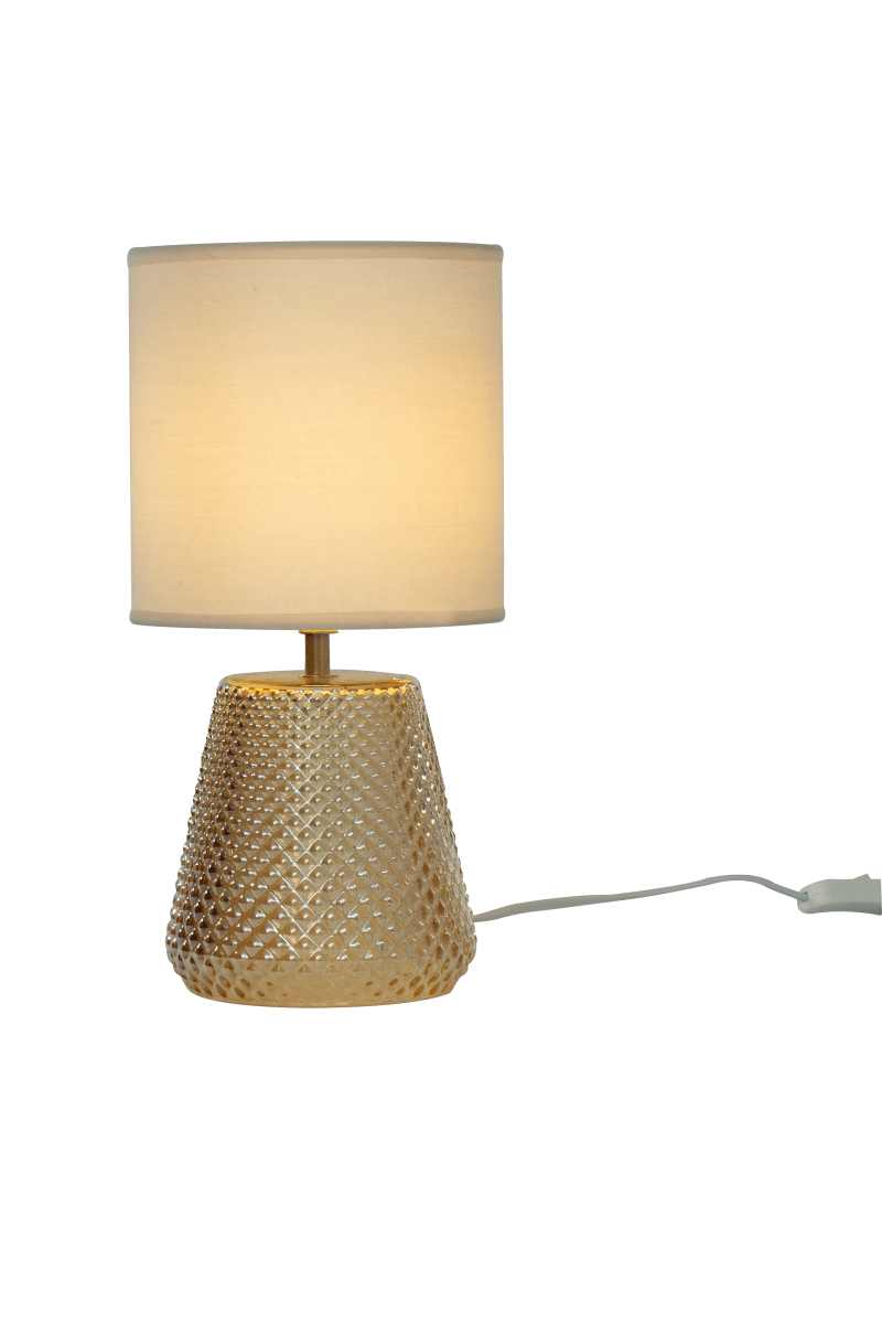 Alissa 35cm Amber tafellamp Van Aneta Lighting - Met een voet van prachtig gestructureerd amberkleurig glas met een spiegelende afwerking en een beige textielen kap die een zacht en aangenaam licht verspreidt.