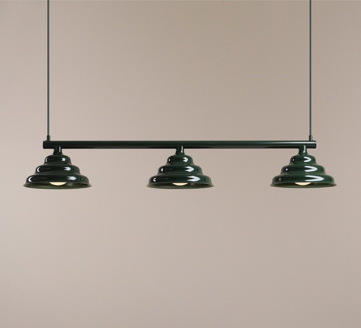 Wave 106cm Donkergroen hanglamp Van Artera - Wave is een moderne hanglamp met een retrodesign, waardoor het een veelzijdige lamp is die in elk huis past.