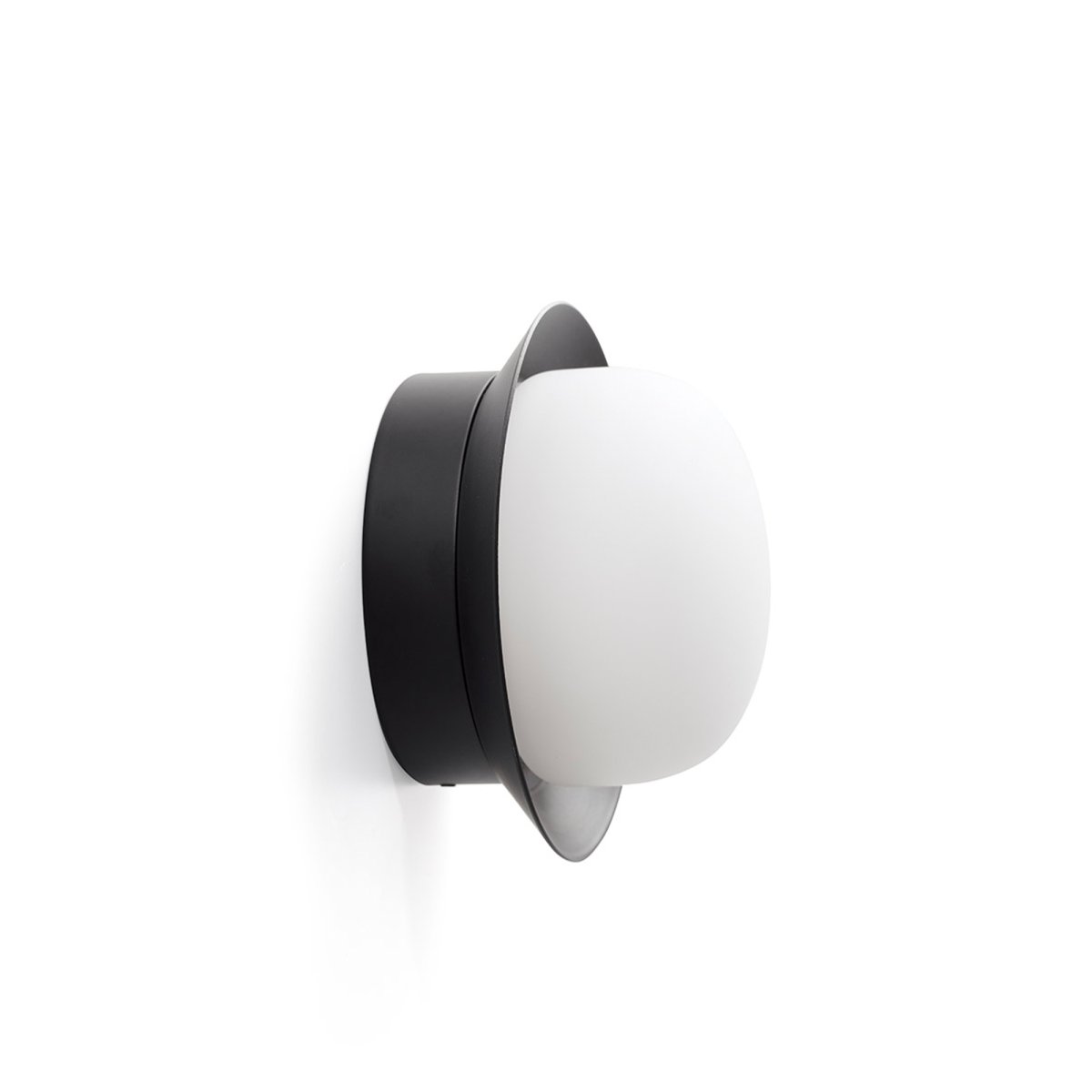 May Ø12 Zwart badkamerlamp Van Faro Barcelona - May is een ronde en stijlvolle lamp, ontworpen door Faro Lab, die zowel aan de wand als aan het plafond kan worden gemonteerd.
