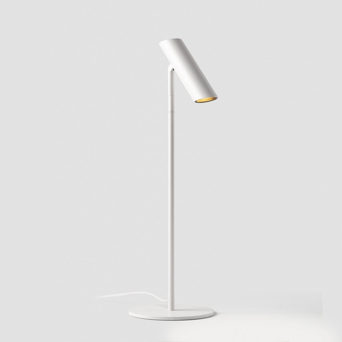 Leo 48cm Wit bureaulamp Van Faro Barcelona - Leo is een witte tafellamp met ge&iuml;ntegreerde led die veelzijdigheid combineert met modern design.