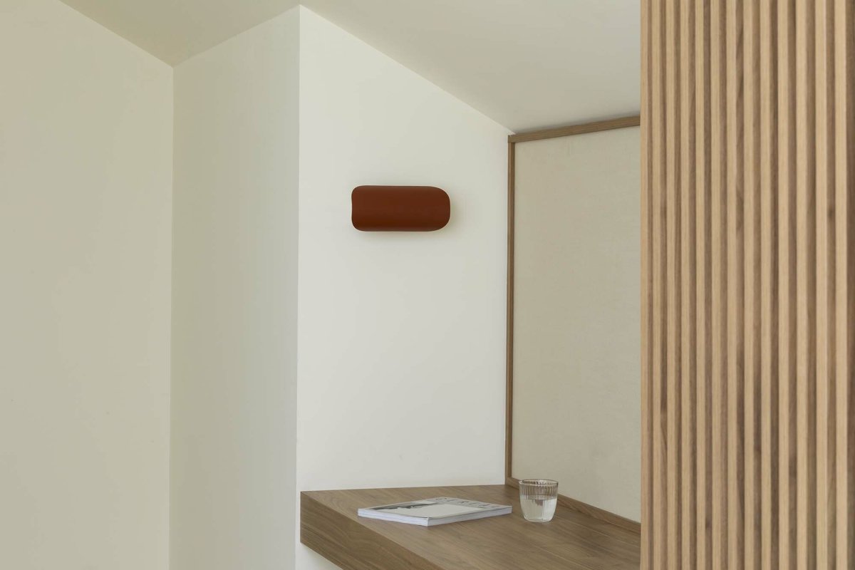 Novo 25cm Terracotta wandlamp Van Faro Barcelona - De in drie standen uitklapbare voorkant maakt het gemakkelijk om het indirecte ledlicht te richten en verschillende sferen te cre&euml;ren.