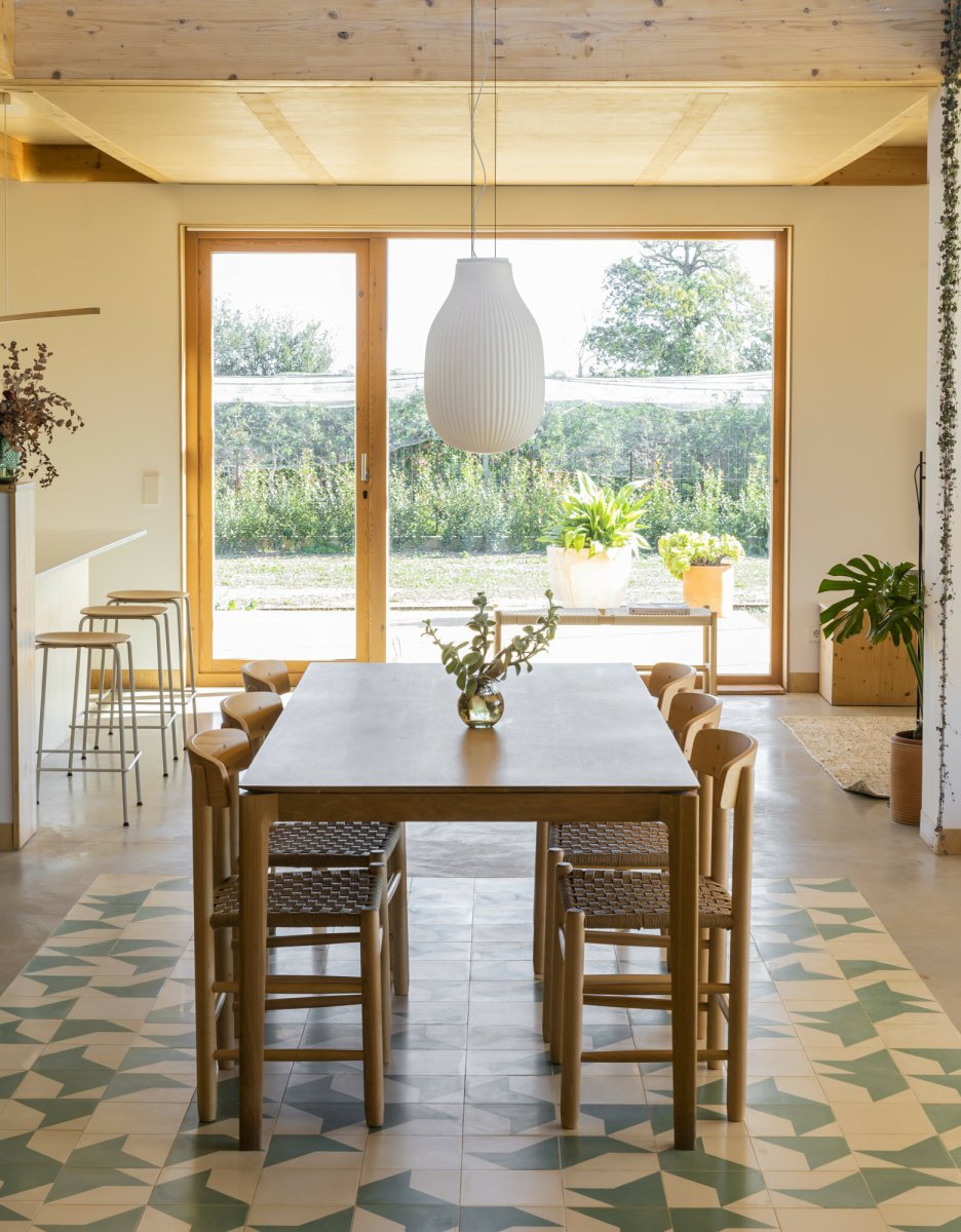 Isabelle Ø30 Wit hanglamp Van Faro Barcelona - Het opaalwitte glas verspreidt een warm en aangenaam licht, terwijl het oppervlak met schaduwen speelt en een levendige uitstraling cre&euml;ert.