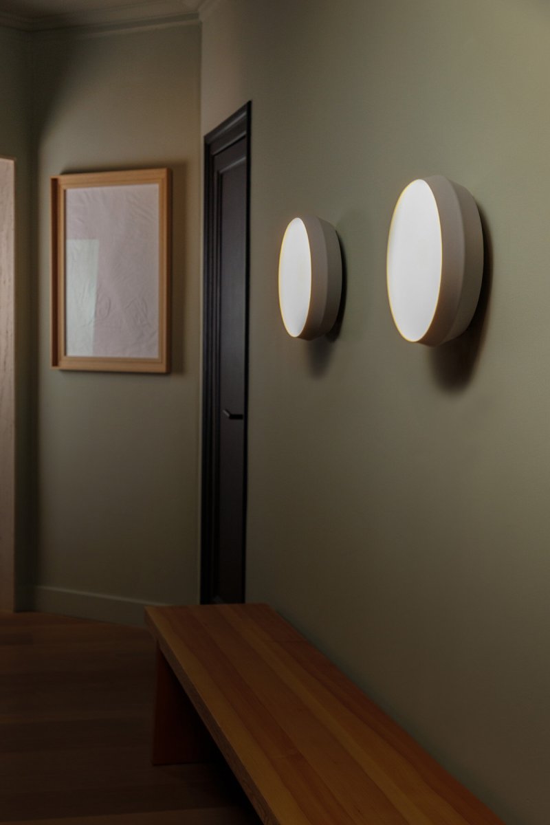 Shoku Ø35 Grijs plafondlamp Van Faro Barcelona - De ingebouwde lichtbron zorgt voor een aangename en schitteringsvrije algemene verlichting, terwijl het licht een unieke innerlijke gloed cre&euml;ert.