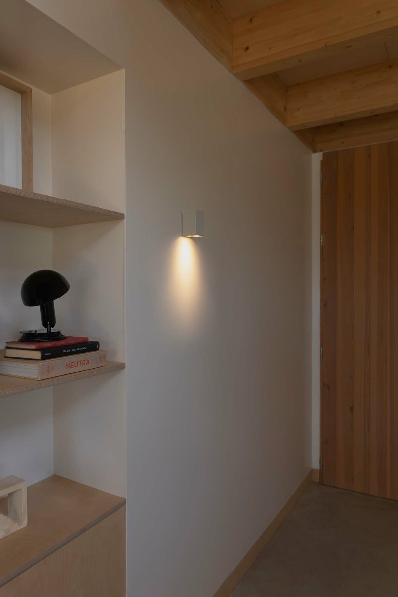 Lune 10cm Wit wandlamp Van Faro Barcelona - Lune is een vierkante wandlamp met een matwit oppervlak die perfect past in hallen, corridors en andere doorgangen.