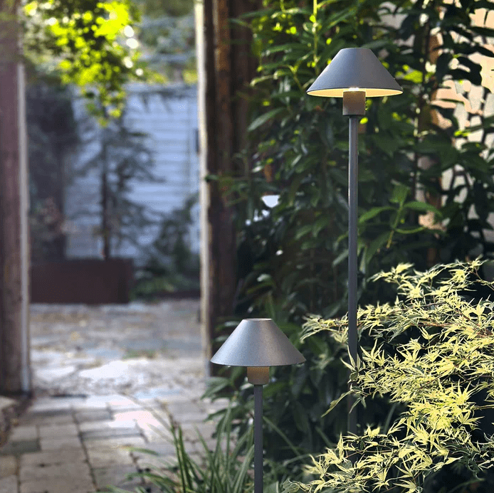 Apollo Flex Donkergrijs Van Lightson - Apollo Flex &auml;r perfekt f&ouml;r dig som &auml;lskar skandinavisk design och letar efter en n&auml;ttare lampa till din kruka, rabatt eller g&aring;ng.
